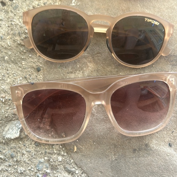 Bundle of four fashion sunglasses - Picture 3 of 3